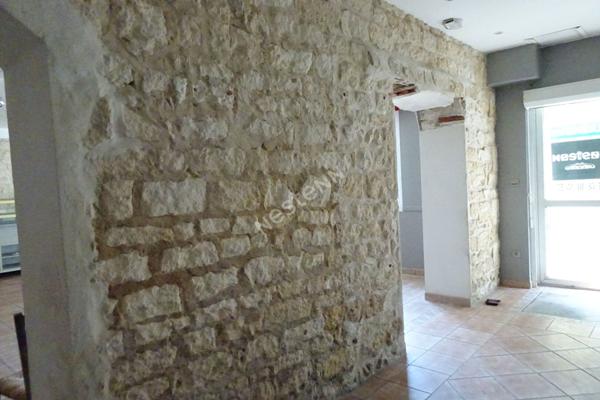 Rochefort - Murs commerciaux -2 salles -2 WC- plonge cuisine, bureau-réserve