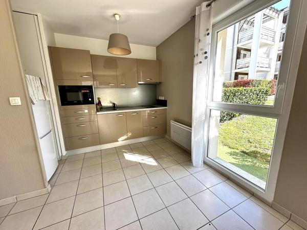 Appartement avec jardin et deux stationnements.