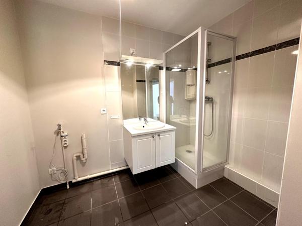 Appartement avec jardin et deux stationnements.