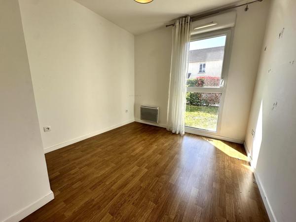 Appartement avec jardin et deux stationnements.