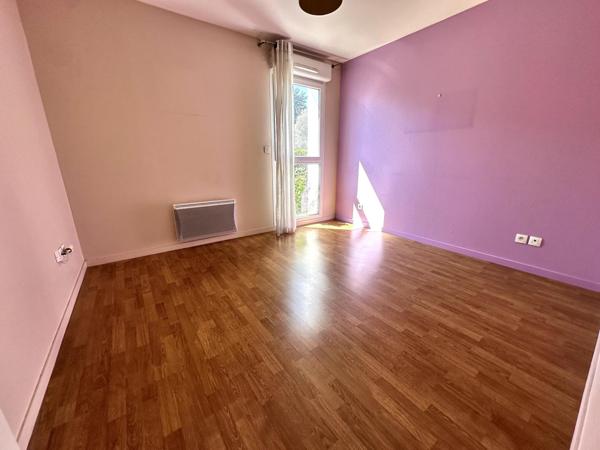 Appartement avec jardin et deux stationnements.