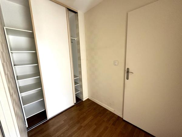 Appartement avec jardin et deux stationnements.