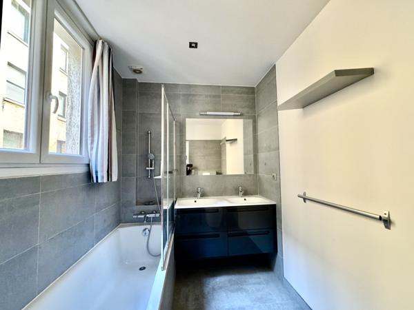 Paris (75016) Paris 16 - Chaillot - rue Duret - Étage élevé - 3 pièces sur belle cour - 70 m2 - deux chambres