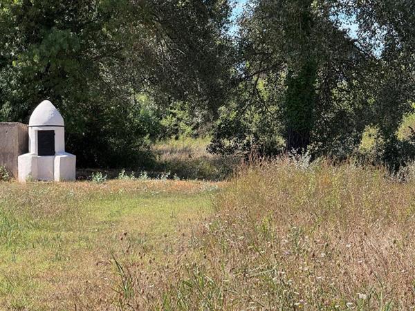 Propriété  Agricole Le Muy  avec construction de 27m² a usage de hangar