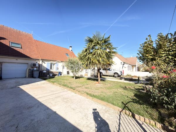 Une maison familiale généreuse, un grand terrain et une piscine pour profiter pleinement de chaque saison au cœur du Valois.

Dès l'entrée, vous serez séduit par les volumes de cette maison individuelle d'environ 130 m², pensée pour la vie de famille comme pour le télétravail. Le rez-de-chaussée s'articule autour d'une belle pièce de vie réunissant salon, salle à manger et cuisine ouverte, un espace convivial où chacun trouve sa place. À l'étage, le palier aménagé en bureau offre un coin de travail au calme, idéal pour concilier vie professionnelle et vie de famille.

Elle comprend :

Au rez-de-chaussée : un salon-séjour avec cuisine ouverte, une salle de bains avec douche et baignoire, un WC indépendant et une buanderie de 15 m² pouvant également servir de cellier
À l'étage : quatre chambres dont une de 18 m², et un palier aménagé en espace bureau
Un sous-sol total offrant de nombreuses possibilités de rangement ou d'aménagement

À l'extérieur, le terrain de 745 m² vous accueille avec sa piscine, véritable invitation aux après-midis d'été en famille ou entre amis. Un garage et un stationnement extérieur pour 5 véhicules complètent ce bien, un atout rare qui facilite le quotidien comme les réceptions.

Côté environnement, ce charmant village du Valois dispose de sa propre école maternelle / primaire publique, et les collèges sont accessibles à Betz et Nanteuil-le-Haudouin, les lycées à Crépy-en-Valois. Nanteuil-le-Haudouin, à quelques minutes, réunit supermarché, commerces de proximité et plusieurs médecins. La gare de Nanteuil-le-Haudouin (TER vers Paris Gare du Nord, parking gratuit) et celle d'Ormoy-Villers, à environ 8 km, permettent de rejoindre facilement la capitale, tandis que l'accès rapide à la N2 dessert Roissy et le pôle commercial du Plessis-Belleville.

Les + du bien :

4 chambres dont une de 18 m²
Espace bureau dédié au télétravail
Buanderie de 15 m² et sous-sol total
Piscine et terrain de 745 m²
Garage et stationnement pour 5 véhicules
Village calme avec école sur place