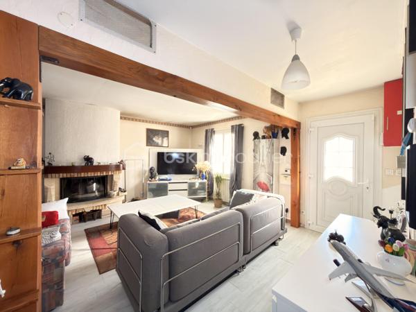 Une maison familiale généreuse, un grand terrain et une piscine pour profiter pleinement de chaque saison au cœur du Valois.

Dès l'entrée, vous serez séduit par les volumes de cette maison individuelle d'environ 130 m², pensée pour la vie de famille comme pour le télétravail. Le rez-de-chaussée s'articule autour d'une belle pièce de vie réunissant salon, salle à manger et cuisine ouverte, un espace convivial où chacun trouve sa place. À l'étage, le palier aménagé en bureau offre un coin de travail au calme, idéal pour concilier vie professionnelle et vie de famille.

Elle comprend :

Au rez-de-chaussée : un salon-séjour avec cuisine ouverte, une salle de bains avec douche et baignoire, un WC indépendant et une buanderie de 15 m² pouvant également servir de cellier
À l'étage : quatre chambres dont une de 18 m², et un palier aménagé en espace bureau
Un sous-sol total offrant de nombreuses possibilités de rangement ou d'aménagement

À l'extérieur, le terrain de 745 m² vous accueille avec sa piscine, véritable invitation aux après-midis d'été en famille ou entre amis. Un garage et un stationnement extérieur pour 5 véhicules complètent ce bien, un atout rare qui facilite le quotidien comme les réceptions.

Côté environnement, ce charmant village du Valois dispose de sa propre école maternelle / primaire publique, et les collèges sont accessibles à Betz et Nanteuil-le-Haudouin, les lycées à Crépy-en-Valois. Nanteuil-le-Haudouin, à quelques minutes, réunit supermarché, commerces de proximité et plusieurs médecins. La gare de Nanteuil-le-Haudouin (TER vers Paris Gare du Nord, parking gratuit) et celle d'Ormoy-Villers, à environ 8 km, permettent de rejoindre facilement la capitale, tandis que l'accès rapide à la N2 dessert Roissy et le pôle commercial du Plessis-Belleville.

Les + du bien :

4 chambres dont une de 18 m²
Espace bureau dédié au télétravail
Buanderie de 15 m² et sous-sol total
Piscine et terrain de 745 m²
Garage et stationnement pour 5 véhicules
Village calme avec école sur place