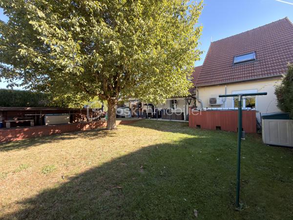 Une maison familiale généreuse, un grand terrain et une piscine pour profiter pleinement de chaque saison au cœur du Valois.

Dès l'entrée, vous serez séduit par les volumes de cette maison individuelle d'environ 130 m², pensée pour la vie de famille comme pour le télétravail. Le rez-de-chaussée s'articule autour d'une belle pièce de vie réunissant salon, salle à manger et cuisine ouverte, un espace convivial où chacun trouve sa place. À l'étage, le palier aménagé en bureau offre un coin de travail au calme, idéal pour concilier vie professionnelle et vie de famille.

Elle comprend :

Au rez-de-chaussée : un salon-séjour avec cuisine ouverte, une salle de bains avec douche et baignoire, un WC indépendant et une buanderie de 15 m² pouvant également servir de cellier
À l'étage : quatre chambres dont une de 18 m², et un palier aménagé en espace bureau
Un sous-sol total offrant de nombreuses possibilités de rangement ou d'aménagement

À l'extérieur, le terrain de 745 m² vous accueille avec sa piscine, véritable invitation aux après-midis d'été en famille ou entre amis. Un garage et un stationnement extérieur pour 5 véhicules complètent ce bien, un atout rare qui facilite le quotidien comme les réceptions.

Côté environnement, ce charmant village du Valois dispose de sa propre école maternelle / primaire publique, et les collèges sont accessibles à Betz et Nanteuil-le-Haudouin, les lycées à Crépy-en-Valois. Nanteuil-le-Haudouin, à quelques minutes, réunit supermarché, commerces de proximité et plusieurs médecins. La gare de Nanteuil-le-Haudouin (TER vers Paris Gare du Nord, parking gratuit) et celle d'Ormoy-Villers, à environ 8 km, permettent de rejoindre facilement la capitale, tandis que l'accès rapide à la N2 dessert Roissy et le pôle commercial du Plessis-Belleville.

Les + du bien :

4 chambres dont une de 18 m²
Espace bureau dédié au télétravail
Buanderie de 15 m² et sous-sol total
Piscine et terrain de 745 m²
Garage et stationnement pour 5 véhicules
Village calme avec école sur place