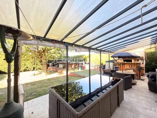 Une maison familiale généreuse, un grand terrain et une piscine pour profiter pleinement de chaque saison au cœur du Valois.

Dès l'entrée, vous serez séduit par les volumes de cette maison individuelle d'environ 130 m², pensée pour la vie de famille comme pour le télétravail. Le rez-de-chaussée s'articule autour d'une belle pièce de vie réunissant salon, salle à manger et cuisine ouverte, un espace convivial où chacun trouve sa place. À l'étage, le palier aménagé en bureau offre un coin de travail au calme, idéal pour concilier vie professionnelle et vie de famille.

Elle comprend :

Au rez-de-chaussée : un salon-séjour avec cuisine ouverte, une salle de bains avec douche et baignoire, un WC indépendant et une buanderie de 15 m² pouvant également servir de cellier
À l'étage : quatre chambres dont une de 18 m², et un palier aménagé en espace bureau
Un sous-sol total offrant de nombreuses possibilités de rangement ou d'aménagement

À l'extérieur, le terrain de 745 m² vous accueille avec sa piscine, véritable invitation aux après-midis d'été en famille ou entre amis. Un garage et un stationnement extérieur pour 5 véhicules complètent ce bien, un atout rare qui facilite le quotidien comme les réceptions.

Côté environnement, ce charmant village du Valois dispose de sa propre école maternelle / primaire publique, et les collèges sont accessibles à Betz et Nanteuil-le-Haudouin, les lycées à Crépy-en-Valois. Nanteuil-le-Haudouin, à quelques minutes, réunit supermarché, commerces de proximité et plusieurs médecins. La gare de Nanteuil-le-Haudouin (TER vers Paris Gare du Nord, parking gratuit) et celle d'Ormoy-Villers, à environ 8 km, permettent de rejoindre facilement la capitale, tandis que l'accès rapide à la N2 dessert Roissy et le pôle commercial du Plessis-Belleville.

Les + du bien :

4 chambres dont une de 18 m²
Espace bureau dédié au télétravail
Buanderie de 15 m² et sous-sol total
Piscine et terrain de 745 m²
Garage et stationnement pour 5 véhicules
Village calme avec école sur place