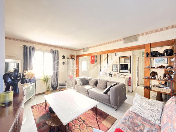 Une maison familiale généreuse, un grand terrain et une piscine pour profiter pleinement de chaque saison au cœur du Valois.

Dès l'entrée, vous serez séduit par les volumes de cette maison individuelle d'environ 130 m², pensée pour la vie de famille comme pour le télétravail. Le rez-de-chaussée s'articule autour d'une belle pièce de vie réunissant salon, salle à manger et cuisine ouverte, un espace convivial où chacun trouve sa place. À l'étage, le palier aménagé en bureau offre un coin de travail au calme, idéal pour concilier vie professionnelle et vie de famille.

Elle comprend :

Au rez-de-chaussée : un salon-séjour avec cuisine ouverte, une salle de bains avec douche et baignoire, un WC indépendant et une buanderie de 15 m² pouvant également servir de cellier
À l'étage : quatre chambres dont une de 18 m², et un palier aménagé en espace bureau
Un sous-sol total offrant de nombreuses possibilités de rangement ou d'aménagement

À l'extérieur, le terrain de 745 m² vous accueille avec sa piscine, véritable invitation aux après-midis d'été en famille ou entre amis. Un garage et un stationnement extérieur pour 5 véhicules complètent ce bien, un atout rare qui facilite le quotidien comme les réceptions.

Côté environnement, ce charmant village du Valois dispose de sa propre école maternelle / primaire publique, et les collèges sont accessibles à Betz et Nanteuil-le-Haudouin, les lycées à Crépy-en-Valois. Nanteuil-le-Haudouin, à quelques minutes, réunit supermarché, commerces de proximité et plusieurs médecins. La gare de Nanteuil-le-Haudouin (TER vers Paris Gare du Nord, parking gratuit) et celle d'Ormoy-Villers, à environ 8 km, permettent de rejoindre facilement la capitale, tandis que l'accès rapide à la N2 dessert Roissy et le pôle commercial du Plessis-Belleville.

Les + du bien :

4 chambres dont une de 18 m²
Espace bureau dédié au télétravail
Buanderie de 15 m² et sous-sol total
Piscine et terrain de 745 m²
Garage et stationnement pour 5 véhicules
Village calme avec école sur place