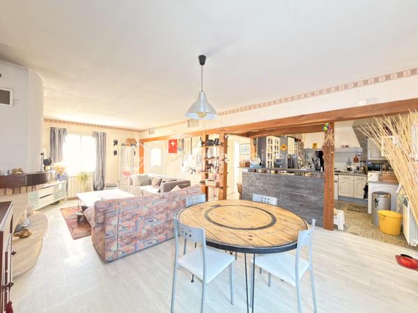 Une maison familiale généreuse, un grand terrain et une piscine pour profiter pleinement de chaque saison au cœur du Valois.

Dès l'entrée, vous serez séduit par les volumes de cette maison individuelle d'environ 130 m², pensée pour la vie de famille comme pour le télétravail. Le rez-de-chaussée s'articule autour d'une belle pièce de vie réunissant salon, salle à manger et cuisine ouverte, un espace convivial où chacun trouve sa place. À l'étage, le palier aménagé en bureau offre un coin de travail au calme, idéal pour concilier vie professionnelle et vie de famille.

Elle comprend :

Au rez-de-chaussée : un salon-séjour avec cuisine ouverte, une salle de bains avec douche et baignoire, un WC indépendant et une buanderie de 15 m² pouvant également servir de cellier
À l'étage : quatre chambres dont une de 18 m², et un palier aménagé en espace bureau
Un sous-sol total offrant de nombreuses possibilités de rangement ou d'aménagement

À l'extérieur, le terrain de 745 m² vous accueille avec sa piscine, véritable invitation aux après-midis d'été en famille ou entre amis. Un garage et un stationnement extérieur pour 5 véhicules complètent ce bien, un atout rare qui facilite le quotidien comme les réceptions.

Côté environnement, ce charmant village du Valois dispose de sa propre école maternelle / primaire publique, et les collèges sont accessibles à Betz et Nanteuil-le-Haudouin, les lycées à Crépy-en-Valois. Nanteuil-le-Haudouin, à quelques minutes, réunit supermarché, commerces de proximité et plusieurs médecins. La gare de Nanteuil-le-Haudouin (TER vers Paris Gare du Nord, parking gratuit) et celle d'Ormoy-Villers, à environ 8 km, permettent de rejoindre facilement la capitale, tandis que l'accès rapide à la N2 dessert Roissy et le pôle commercial du Plessis-Belleville.

Les + du bien :

4 chambres dont une de 18 m²
Espace bureau dédié au télétravail
Buanderie de 15 m² et sous-sol total
Piscine et terrain de 745 m²
Garage et stationnement pour 5 véhicules
Village calme avec école sur place