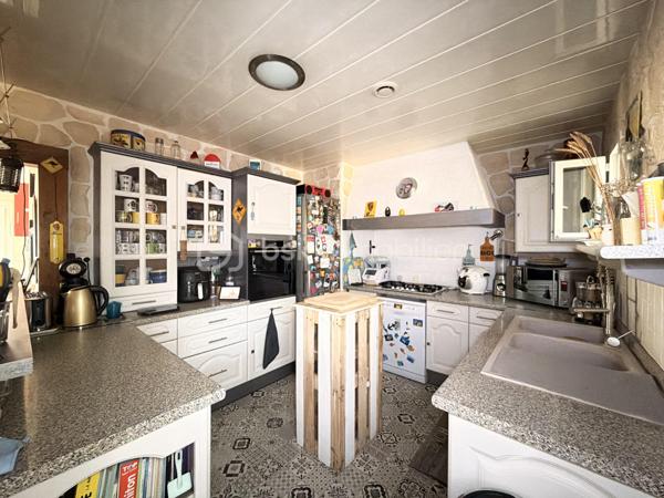 Une maison familiale généreuse, un grand terrain et une piscine pour profiter pleinement de chaque saison au cœur du Valois.

Dès l'entrée, vous serez séduit par les volumes de cette maison individuelle d'environ 130 m², pensée pour la vie de famille comme pour le télétravail. Le rez-de-chaussée s'articule autour d'une belle pièce de vie réunissant salon, salle à manger et cuisine ouverte, un espace convivial où chacun trouve sa place. À l'étage, le palier aménagé en bureau offre un coin de travail au calme, idéal pour concilier vie professionnelle et vie de famille.

Elle comprend :

Au rez-de-chaussée : un salon-séjour avec cuisine ouverte, une salle de bains avec douche et baignoire, un WC indépendant et une buanderie de 15 m² pouvant également servir de cellier
À l'étage : quatre chambres dont une de 18 m², et un palier aménagé en espace bureau
Un sous-sol total offrant de nombreuses possibilités de rangement ou d'aménagement

À l'extérieur, le terrain de 745 m² vous accueille avec sa piscine, véritable invitation aux après-midis d'été en famille ou entre amis. Un garage et un stationnement extérieur pour 5 véhicules complètent ce bien, un atout rare qui facilite le quotidien comme les réceptions.

Côté environnement, ce charmant village du Valois dispose de sa propre école maternelle / primaire publique, et les collèges sont accessibles à Betz et Nanteuil-le-Haudouin, les lycées à Crépy-en-Valois. Nanteuil-le-Haudouin, à quelques minutes, réunit supermarché, commerces de proximité et plusieurs médecins. La gare de Nanteuil-le-Haudouin (TER vers Paris Gare du Nord, parking gratuit) et celle d'Ormoy-Villers, à environ 8 km, permettent de rejoindre facilement la capitale, tandis que l'accès rapide à la N2 dessert Roissy et le pôle commercial du Plessis-Belleville.

Les + du bien :

4 chambres dont une de 18 m²
Espace bureau dédié au télétravail
Buanderie de 15 m² et sous-sol total
Piscine et terrain de 745 m²
Garage et stationnement pour 5 véhicules
Village calme avec école sur place