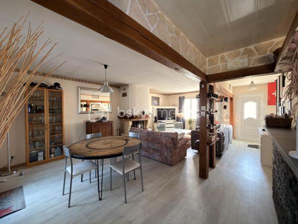 Une maison familiale généreuse, un grand terrain et une piscine pour profiter pleinement de chaque saison au cœur du Valois.

Dès l'entrée, vous serez séduit par les volumes de cette maison individuelle d'environ 130 m², pensée pour la vie de famille comme pour le télétravail. Le rez-de-chaussée s'articule autour d'une belle pièce de vie réunissant salon, salle à manger et cuisine ouverte, un espace convivial où chacun trouve sa place. À l'étage, le palier aménagé en bureau offre un coin de travail au calme, idéal pour concilier vie professionnelle et vie de famille.

Elle comprend :

Au rez-de-chaussée : un salon-séjour avec cuisine ouverte, une salle de bains avec douche et baignoire, un WC indépendant et une buanderie de 15 m² pouvant également servir de cellier
À l'étage : quatre chambres dont une de 18 m², et un palier aménagé en espace bureau
Un sous-sol total offrant de nombreuses possibilités de rangement ou d'aménagement

À l'extérieur, le terrain de 745 m² vous accueille avec sa piscine, véritable invitation aux après-midis d'été en famille ou entre amis. Un garage et un stationnement extérieur pour 5 véhicules complètent ce bien, un atout rare qui facilite le quotidien comme les réceptions.

Côté environnement, ce charmant village du Valois dispose de sa propre école maternelle / primaire publique, et les collèges sont accessibles à Betz et Nanteuil-le-Haudouin, les lycées à Crépy-en-Valois. Nanteuil-le-Haudouin, à quelques minutes, réunit supermarché, commerces de proximité et plusieurs médecins. La gare de Nanteuil-le-Haudouin (TER vers Paris Gare du Nord, parking gratuit) et celle d'Ormoy-Villers, à environ 8 km, permettent de rejoindre facilement la capitale, tandis que l'accès rapide à la N2 dessert Roissy et le pôle commercial du Plessis-Belleville.

Les + du bien :

4 chambres dont une de 18 m²
Espace bureau dédié au télétravail
Buanderie de 15 m² et sous-sol total
Piscine et terrain de 745 m²
Garage et stationnement pour 5 véhicules
Village calme avec école sur place