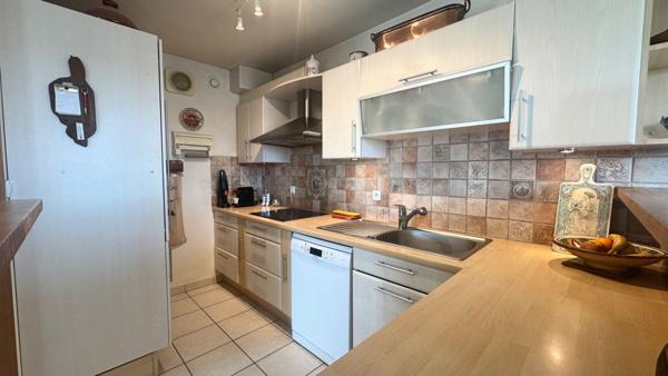Bel appartement F4 de 95 m2 avec balcon, pompe à chaleur, box double et parking