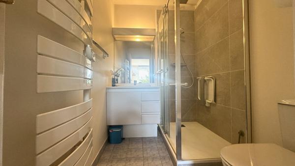 Bel appartement F4 de 95 m2 avec balcon, pompe à chaleur, box double et parking