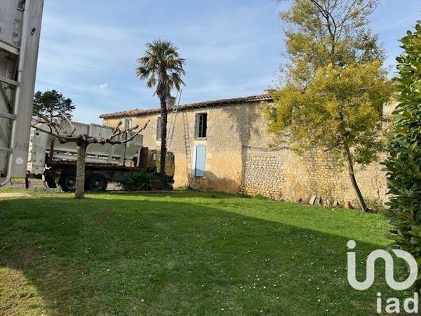 Maison 8 pièces de 270 m² à Saint-Genis-de-Saintonge (17240)
