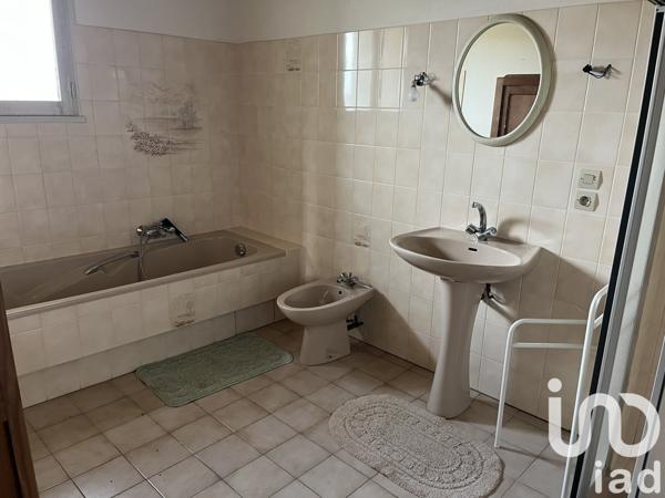 Maison 8 pièces de 270 m² à Saint-Genis-de-Saintonge (17240)