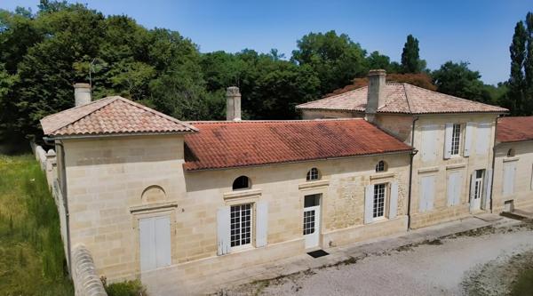 Magnifique et rare domaine de 1300 m² sur 6.4 hectares proche Bordeaux