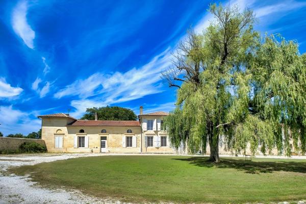 Magnifique et rare domaine de 1300 m² sur 6.4 hectares proche Bordeaux