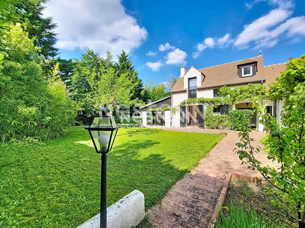 A LOUER : Noisy le Roi, domaine du Golf, maison individuelle 5 pièces de 140 m² avec jardin de 1600 m²
