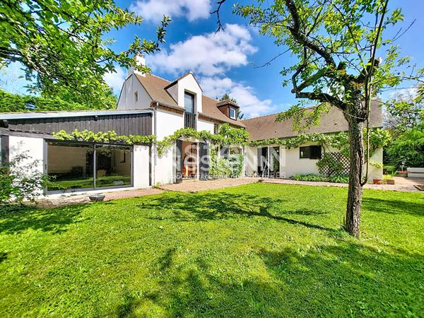 A LOUER : Noisy le Roi, domaine du Golf, maison individuelle 5 pièces de 140 m² avec jardin de 1600 m²