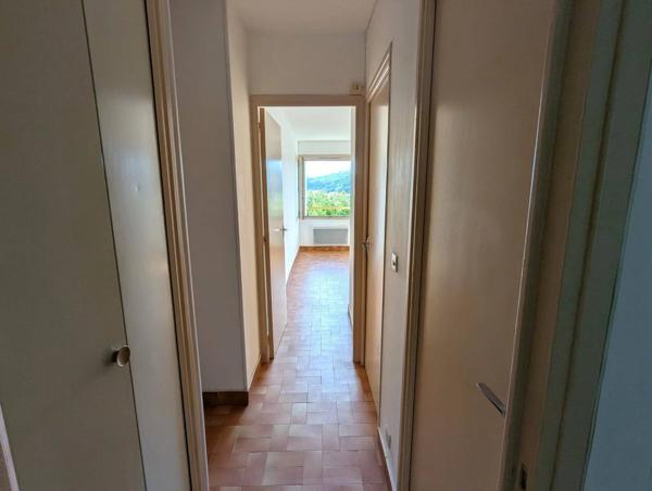 En plein centre de Lodève, profitez d’un cadre paisible au milieu d’un écrin de verdure.