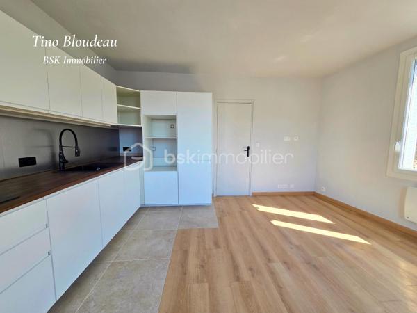À deux pas du centre-ville de Montrichard, des commerces, des restaurants et de la plage du Cher, découvrez cet appartement clé en main, situé au 1er et dernier étage d'une petite copropriété à syndic bénévole, avec de faibles charges.

Entièrement rénové avec des matériaux de qualité, il ne nécessite aucun travaux. Isolation, chape allégée, ballon thermodynamique, cuisine équipée, électricité, revêtements… tout a été refait pour offrir un logement confortable, performant et durable.
L'appartement se compose d'une agréable pièce de vie avec cuisine ouverte aménagée et équipée, d'une chambre avec dressing, ainsi que d'une salle d'eau avec WC.
Vous apprécierez également son environnement calme, sans vis-à-vis, ainsi que sa cave privative.

Les + :
✔ Appartement entièrement rénové
✔ Isolation et matériaux neufs
✔ Ballon thermodynamique neuf
✔ Cuisine équipée neuve
✔ Chape allégée refaite
✔ Petite copropriété à faibles charges
✔ 1er et dernier étage
✔ Cave privative
✔ Centre-ville, commerces et plage accessibles à pied

Un appartement idéal pour un premier achat, un pied-à-terre ou un investissement locatif. Il ne vous reste plus qu'à poser vos valises !
Contactez-moi dès maintenant pour organiser une visite.