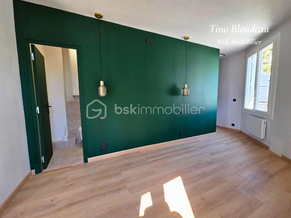 À deux pas du centre-ville de Montrichard, des commerces, des restaurants et de la plage du Cher, découvrez cet appartement clé en main, situé au 1er et dernier étage d'une petite copropriété à syndic bénévole, avec de faibles charges.

Entièrement rénové avec des matériaux de qualité, il ne nécessite aucun travaux. Isolation, chape allégée, ballon thermodynamique, cuisine équipée, électricité, revêtements… tout a été refait pour offrir un logement confortable, performant et durable.
L'appartement se compose d'une agréable pièce de vie avec cuisine ouverte aménagée et équipée, d'une chambre avec dressing, ainsi que d'une salle d'eau avec WC.
Vous apprécierez également son environnement calme, sans vis-à-vis, ainsi que sa cave privative.

Les + :
✔ Appartement entièrement rénové
✔ Isolation et matériaux neufs
✔ Ballon thermodynamique neuf
✔ Cuisine équipée neuve
✔ Chape allégée refaite
✔ Petite copropriété à faibles charges
✔ 1er et dernier étage
✔ Cave privative
✔ Centre-ville, commerces et plage accessibles à pied

Un appartement idéal pour un premier achat, un pied-à-terre ou un investissement locatif. Il ne vous reste plus qu'à poser vos valises !
Contactez-moi dès maintenant pour organiser une visite.