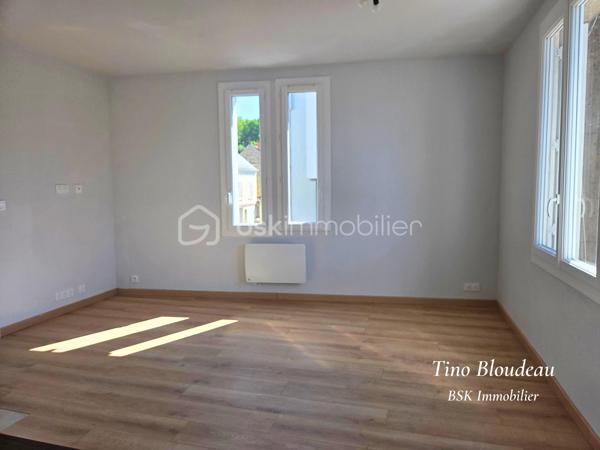 À deux pas du centre-ville de Montrichard, des commerces, des restaurants et de la plage du Cher, découvrez cet appartement clé en main, situé au 1er et dernier étage d'une petite copropriété à syndic bénévole, avec de faibles charges.

Entièrement rénové avec des matériaux de qualité, il ne nécessite aucun travaux. Isolation, chape allégée, ballon thermodynamique, cuisine équipée, électricité, revêtements… tout a été refait pour offrir un logement confortable, performant et durable.
L'appartement se compose d'une agréable pièce de vie avec cuisine ouverte aménagée et équipée, d'une chambre avec dressing, ainsi que d'une salle d'eau avec WC.
Vous apprécierez également son environnement calme, sans vis-à-vis, ainsi que sa cave privative.

Les + :
✔ Appartement entièrement rénové
✔ Isolation et matériaux neufs
✔ Ballon thermodynamique neuf
✔ Cuisine équipée neuve
✔ Chape allégée refaite
✔ Petite copropriété à faibles charges
✔ 1er et dernier étage
✔ Cave privative
✔ Centre-ville, commerces et plage accessibles à pied

Un appartement idéal pour un premier achat, un pied-à-terre ou un investissement locatif. Il ne vous reste plus qu'à poser vos valises !
Contactez-moi dès maintenant pour organiser une visite.