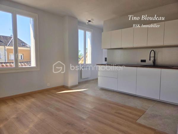 À deux pas du centre-ville de Montrichard, des commerces, des restaurants et de la plage du Cher, découvrez cet appartement clé en main, situé au 1er et dernier étage d'une petite copropriété à syndic bénévole, avec de faibles charges.

Entièrement rénové avec des matériaux de qualité, il ne nécessite aucun travaux. Isolation, chape allégée, ballon thermodynamique, cuisine équipée, électricité, revêtements… tout a été refait pour offrir un logement confortable, performant et durable.
L'appartement se compose d'une agréable pièce de vie avec cuisine ouverte aménagée et équipée, d'une chambre avec dressing, ainsi que d'une salle d'eau avec WC.
Vous apprécierez également son environnement calme, sans vis-à-vis, ainsi que sa cave privative.

Les + :
✔ Appartement entièrement rénové
✔ Isolation et matériaux neufs
✔ Ballon thermodynamique neuf
✔ Cuisine équipée neuve
✔ Chape allégée refaite
✔ Petite copropriété à faibles charges
✔ 1er et dernier étage
✔ Cave privative
✔ Centre-ville, commerces et plage accessibles à pied

Un appartement idéal pour un premier achat, un pied-à-terre ou un investissement locatif. Il ne vous reste plus qu'à poser vos valises !
Contactez-moi dès maintenant pour organiser une visite.