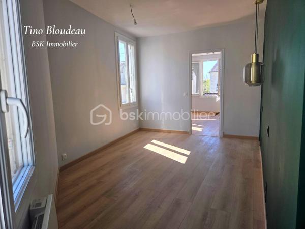 À deux pas du centre-ville de Montrichard, des commerces, des restaurants et de la plage du Cher, découvrez cet appartement clé en main, situé au 1er et dernier étage d'une petite copropriété à syndic bénévole, avec de faibles charges.

Entièrement rénové avec des matériaux de qualité, il ne nécessite aucun travaux. Isolation, chape allégée, ballon thermodynamique, cuisine équipée, électricité, revêtements… tout a été refait pour offrir un logement confortable, performant et durable.
L'appartement se compose d'une agréable pièce de vie avec cuisine ouverte aménagée et équipée, d'une chambre avec dressing, ainsi que d'une salle d'eau avec WC.
Vous apprécierez également son environnement calme, sans vis-à-vis, ainsi que sa cave privative.

Les + :
✔ Appartement entièrement rénové
✔ Isolation et matériaux neufs
✔ Ballon thermodynamique neuf
✔ Cuisine équipée neuve
✔ Chape allégée refaite
✔ Petite copropriété à faibles charges
✔ 1er et dernier étage
✔ Cave privative
✔ Centre-ville, commerces et plage accessibles à pied

Un appartement idéal pour un premier achat, un pied-à-terre ou un investissement locatif. Il ne vous reste plus qu'à poser vos valises !
Contactez-moi dès maintenant pour organiser une visite.