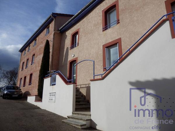 IMMEUBLE EN TRES BON ETAT AVEC STATIONNEMENTS ET TERRAIN