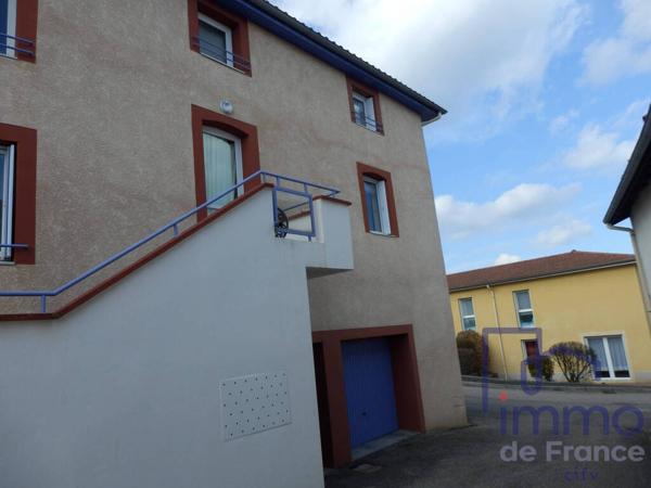 IMMEUBLE EN TRES BON ETAT AVEC STATIONNEMENTS ET TERRAIN