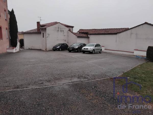 IMMEUBLE EN TRES BON ETAT AVEC STATIONNEMENTS ET TERRAIN