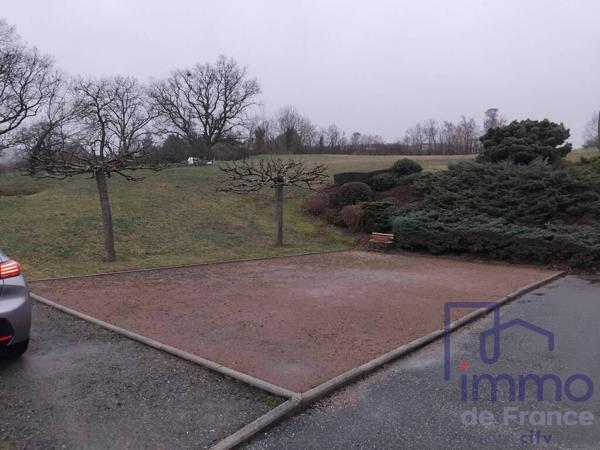 IMMEUBLE EN TRES BON ETAT AVEC STATIONNEMENTS ET TERRAIN