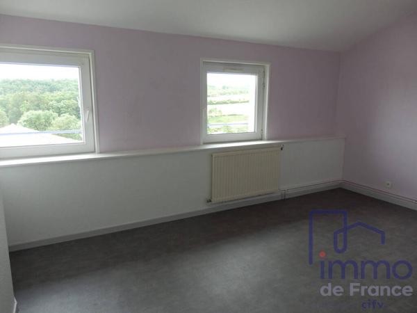 IMMEUBLE EN TRES BON ETAT AVEC STATIONNEMENTS ET TERRAIN