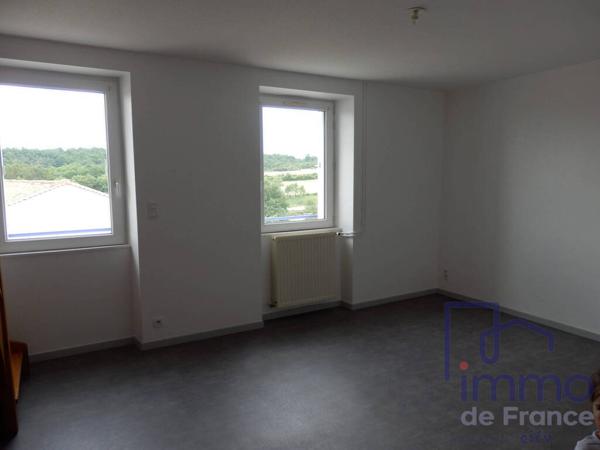 IMMEUBLE EN TRES BON ETAT AVEC STATIONNEMENTS ET TERRAIN