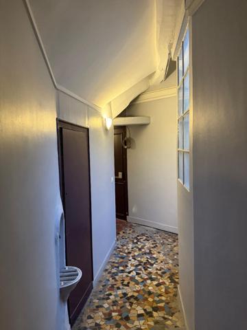 Une pièce de  8.05 m2 (dont 3.73 Carrez) au 5eme étage