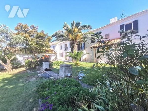 ESPRIT VACANCES
Au porte de ARLES, en campagne ancien Mas de 530m² entièrement rénové sur un t...