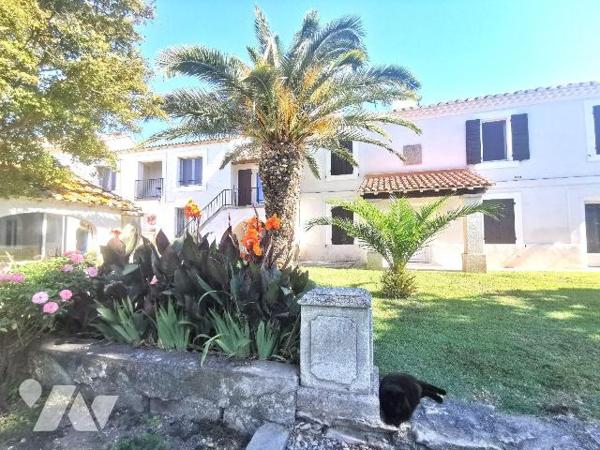 ESPRIT VACANCES
Au porte de ARLES, en campagne ancien Mas de 530m² entièrement rénové sur un t...