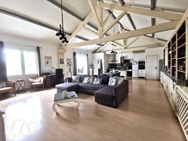 ESPRIT VACANCES
Au porte de ARLES, en campagne ancien Mas de 530m² entièrement rénové sur un t...