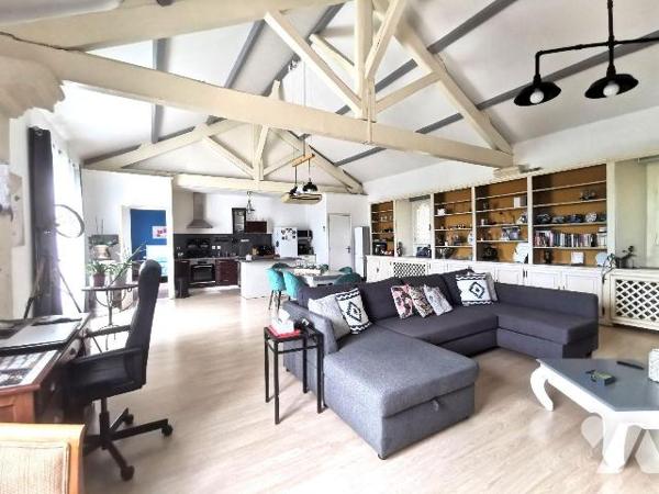 ESPRIT VACANCES
Au porte de ARLES, en campagne ancien Mas de 530m² entièrement rénové sur un t...