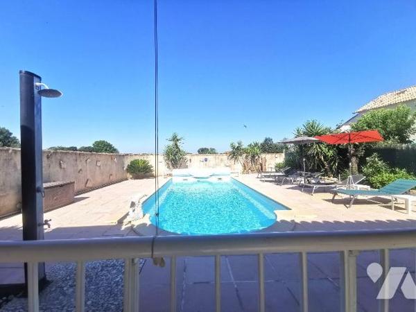 ESPRIT VACANCES
Au porte de ARLES, en campagne ancien Mas de 530m² entièrement rénové sur un t...