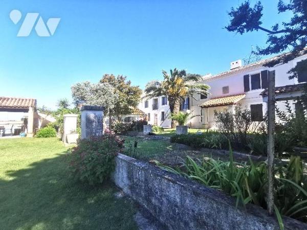 ESPRIT VACANCES
Au porte de ARLES, en campagne ancien Mas de 530m² entièrement rénové sur un t...