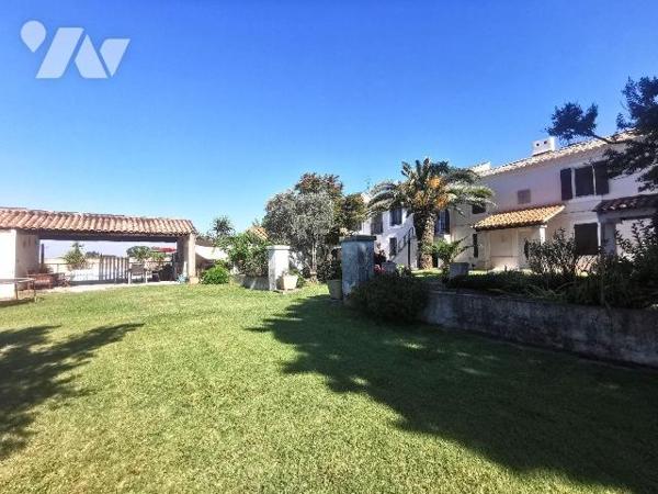 ESPRIT VACANCES
Au porte de ARLES, en campagne ancien Mas de 530m² entièrement rénové sur un t...