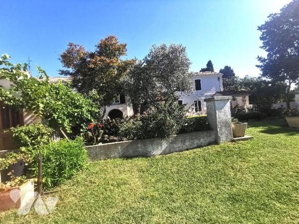 ESPRIT VACANCES
Au porte de ARLES, en campagne ancien Mas de 530m² entièrement rénové sur un t...