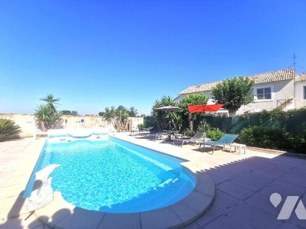 ESPRIT VACANCES
Au porte de ARLES, en campagne ancien Mas de 530m² entièrement rénové sur un t...