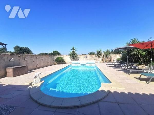 ESPRIT VACANCES
Au porte de ARLES, en campagne ancien Mas de 530m² entièrement rénové sur un t...