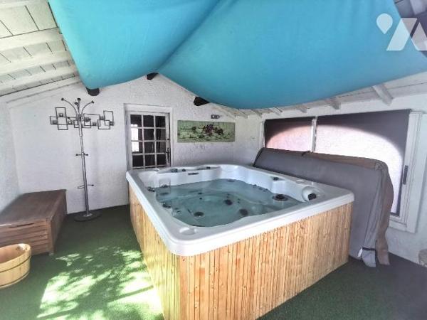 ESPRIT VACANCES
Au porte de ARLES, en campagne ancien Mas de 530m² entièrement rénové sur un t...