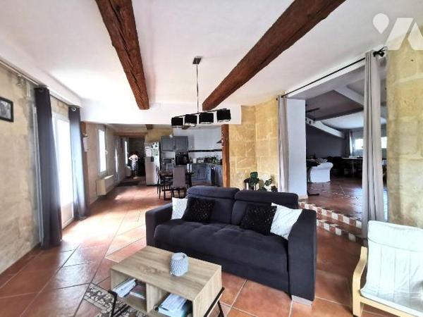 ESPRIT VACANCES
Au porte de ARLES, en campagne ancien Mas de 530m² entièrement rénové sur un t...