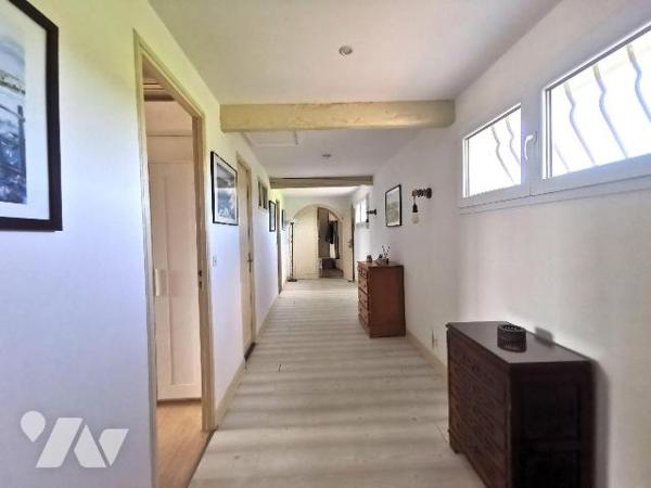 ESPRIT VACANCES
Au porte de ARLES, en campagne ancien Mas de 530m² entièrement rénové sur un t...